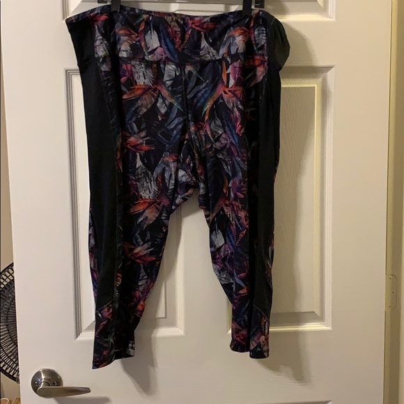 Like new set of plus size C9 active capri leggings - Picture 2 of 6